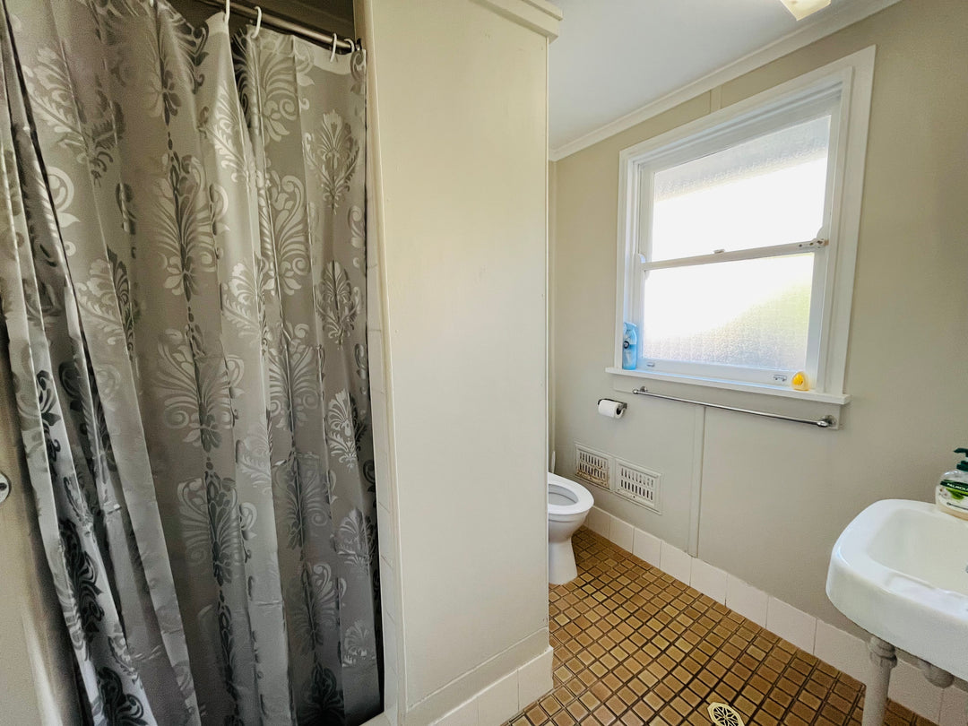 high adventure paragliding student accommodation shared unit bathroom